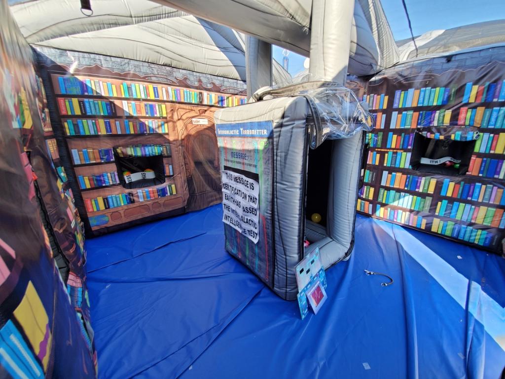 Escape inflatable room 
